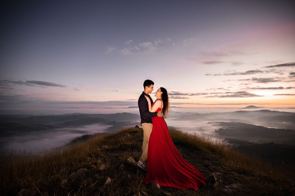 pre wedding photoshoot poses featured photo